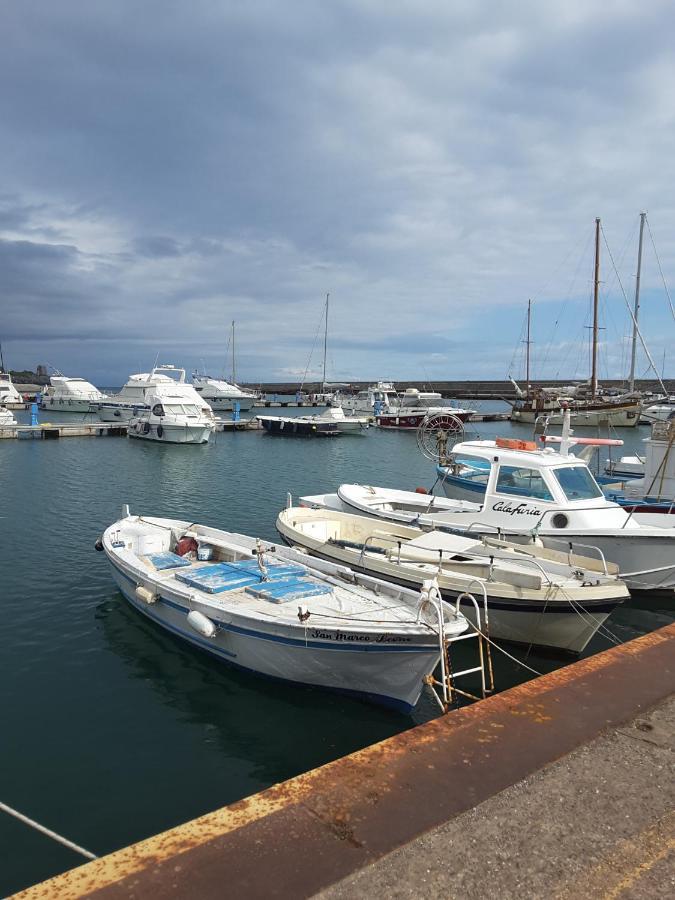 Mansarda Fiorita Bed & Breakfast Abatemarco Bagian luar foto